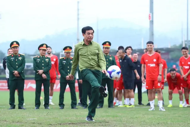 Đại tướng Phan Văn Giang chú trọng giới thiệu một hình ảnh gần gũi, mạnh mẽ. Trong ảnh, ông Giang đang sút bóng giao lưu cùng các cầu thủ của đội Thể Công – Viettel.