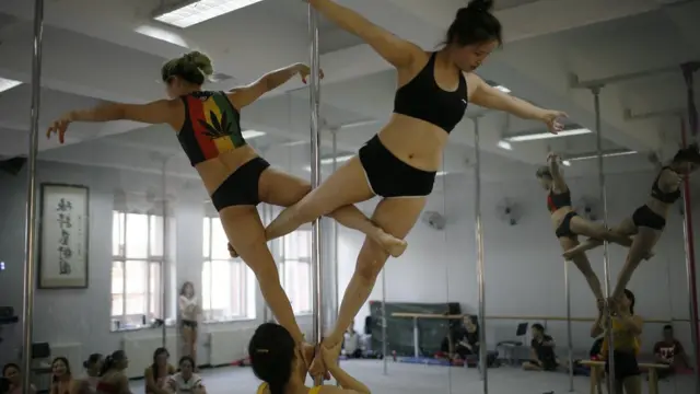 中国钢管舞女子国家队在操练。