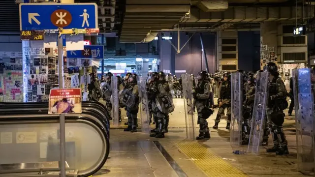 Гонконгская полиция в метро (фото 27 июля)