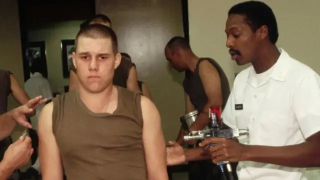 شاب أمريكي أثناء حصوله على اللقاح