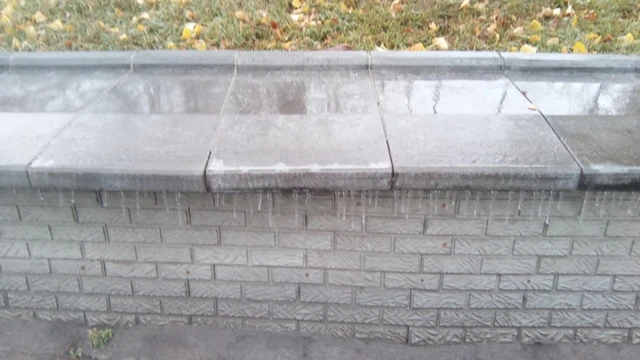 Крижана шкоринка на парапеті