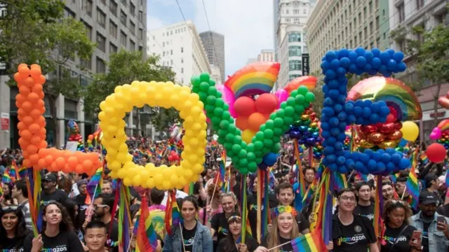 Pessoas participando da parada gayapostaganha bet aviatorSão Francisco