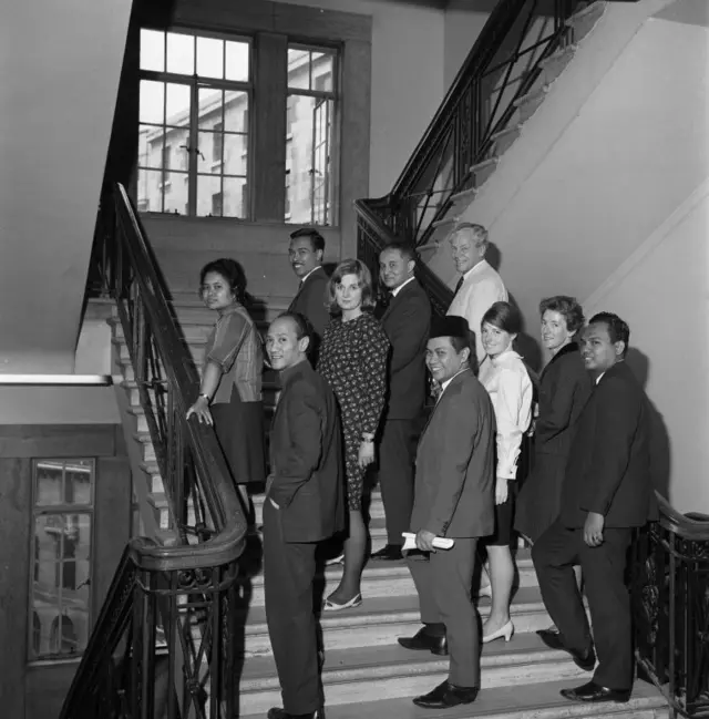 Tim BBC Indonesia di salah-satu tangga di gedung Bush House, London. Tampak antara lain, Sri Owen (paling kiri), Frans Hardy, Sabar Handiman, Aoh Kartahadimadja, dan S. Mulia (berpeci), 1 Januari 1967.