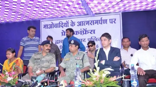 आत्मसमर्पण पर हो रही एक ब्रीफ़िंग