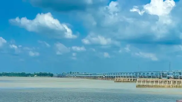 গঙ্গা চুক্তি অনুযায়ী শুষ্ক মৌসুমে এই ব্যারাজ দিয়ে প্রতি দশদিন অন্তর কম করে ৩৫০০০ কিউসেক জল পদ্মায় ছাড়া হয়