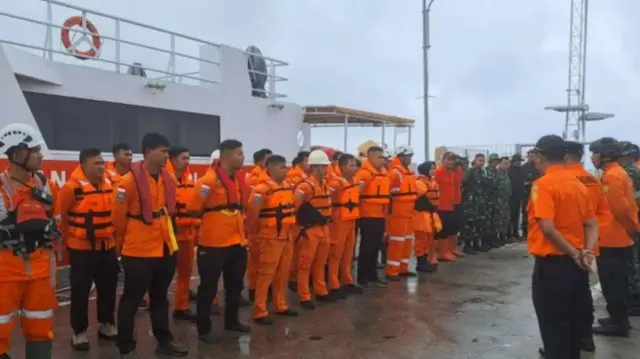 Tim SAR Gabungan berada di dermaga Tanjung Payung Penagi, Natuna, Provinsi Kepulauan Riau, saat akan berangkat ke Pulau Serasan, Senin (06/03).