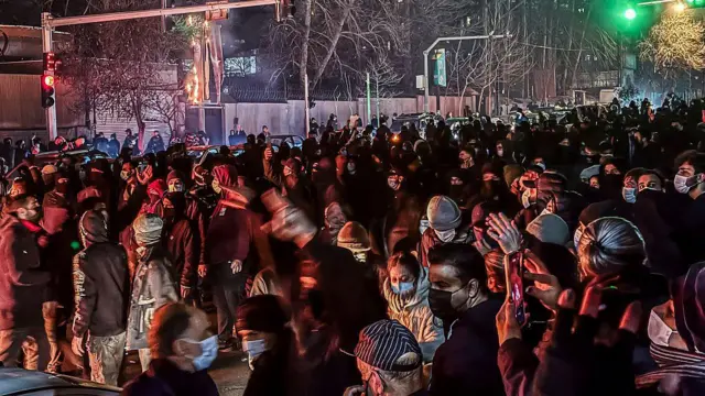 Cientos de personas en una de las principales avenidas de Teherán, la capital de país.