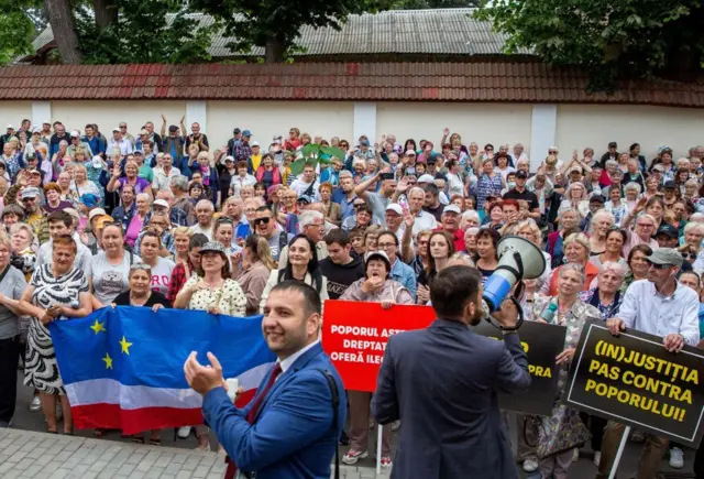 Прихильники партії "Шор" біля залу суду, де увалювали рішення заборони партії, 2023 рік