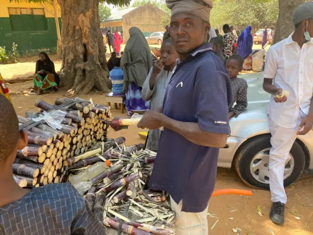 Onírèké ń bá títà ìrèké rẹ̀ lọ ní ibùdó ìdìbò 