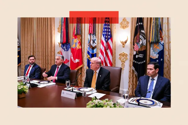 A mesa está posta para um jantar formal na Casa Branca, com JD Vance, Viktor Orbán, Donald Trump e Marco Rubio sentados. Todos vestem ternos.