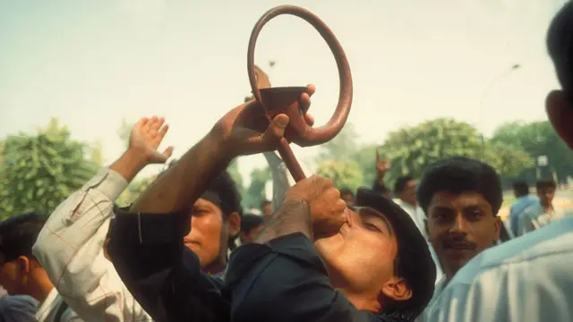 मंडल आयोग की सिफारिशों के ख़िलाफ़ विरोध प्रदर्शन करते युवा