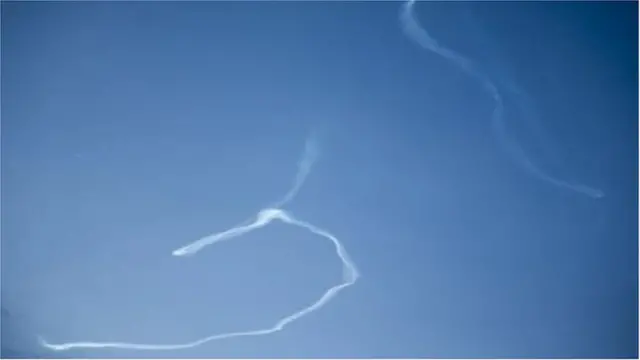 সিরিয়া ইসরায়েল সীমান্তে বিমান বিধ্বংসী গোলার ধোয়া