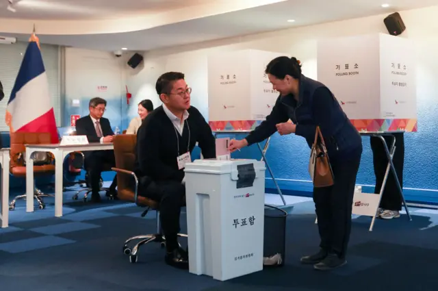  주프랑스한국대사관 영사부에 설치된 투표소