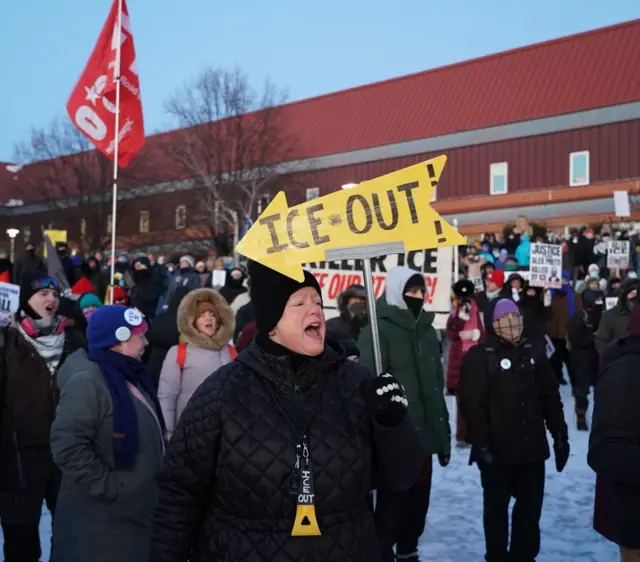 Жена држи паролу Ице напоље,