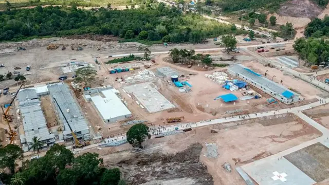 Para pengungsi dari Vietnam menetap di kamp pengungsi yang didirikan di Pulau Galang, Indonesia.