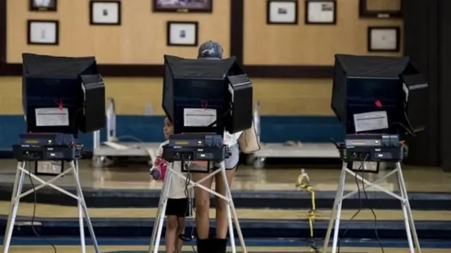 نظام انتخاباتی آمریکا بسیار پیچیده است و هزاران منطقه با شیوه‌های رای‌گیری متفاوت دارد