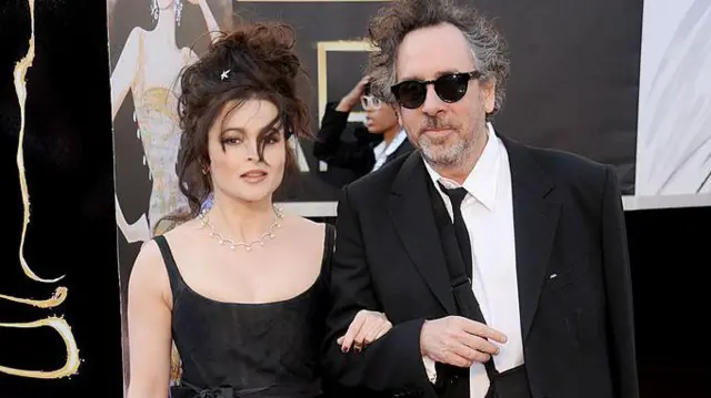 Helena Bonham Carter ve yönetmen Tim Burton bir galada poz veriyor. Burton'un kolunda askı var, belli ki kolunu kırmış