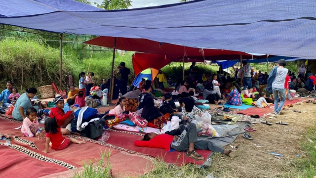 Люди біля евакуаційного намету