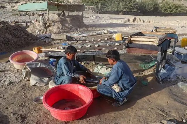 افغانستان کې کان کیندونکي سره زر له نورو څیزونو جلا کوي او مینځي یې. – د بدخشان یفتال ولسوالي. 