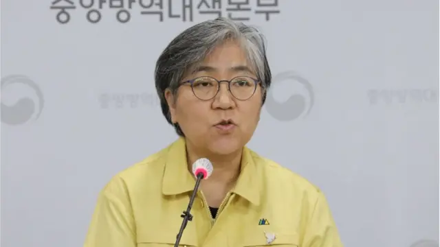 정은경 질병관리청장이 15일 충북 청주시 오송읍 질병관리청 브리핑실에서 코로나19 예방접종 시행 관련 내용을 설명 하고 있다
