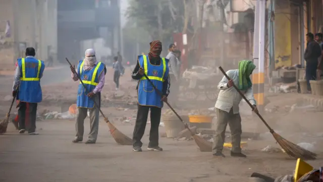 துப்புறவு பணியாளர்கள் சாலையை சுத்தம் செய்யும் பணியில் ஈடுபட்டிருந்தனர்.