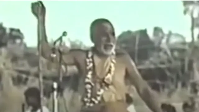 તેમણે કાશી જઈને સ્વામી કરપાત્રીજી મહારાજ પાસેથી વેદ-વેદાંગ, શાસ્ત્ર, પુરાણ, ઈતિહાસ તેમજ ન્યાય ગ્રંથોનું અધ્યયન કર્યું હતું