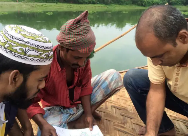 El equipo de Bengala Muslin y aldeanos locales en Bangladesh.