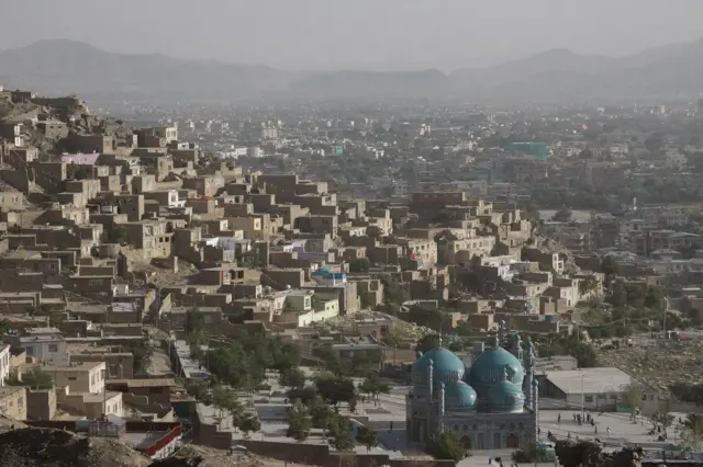 U podnožju brda Asamai nalaži se šiitska Sakhi džamija, prepoznatljiva po svojim živopisnim, tirkiznim kupolama.
