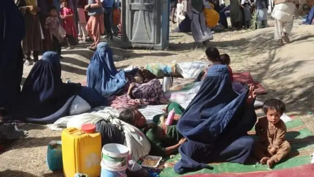 अफ़ग़ानिस्तान में तालिबान के डर से अपने घरों को छोड़ भागे लोग