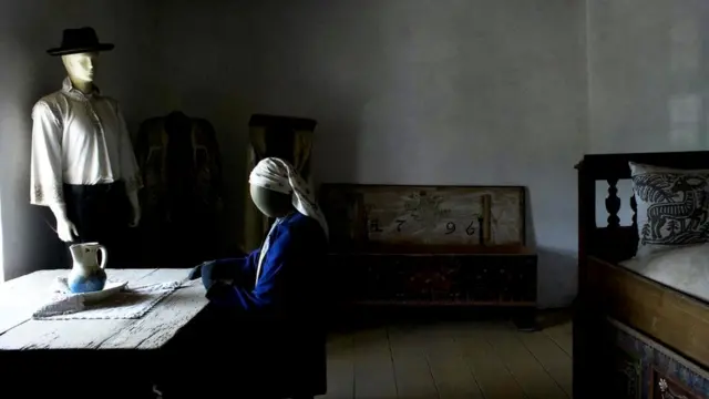 Обстановка скудная: стол и стул, сундук для хранения вещей и узкая кровать