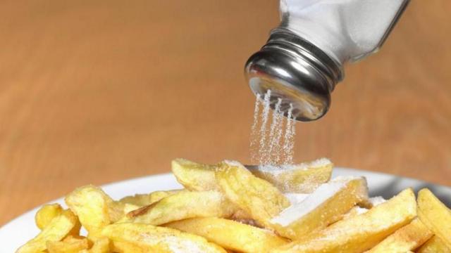 உடல்நலம்: ஒருநாளைக்கு எவ்வளவு உப்பு எடுத்துக்கொள்ள வேண்டும்? அதிகமாக எடுத்தால் என்ன ஆகும்?