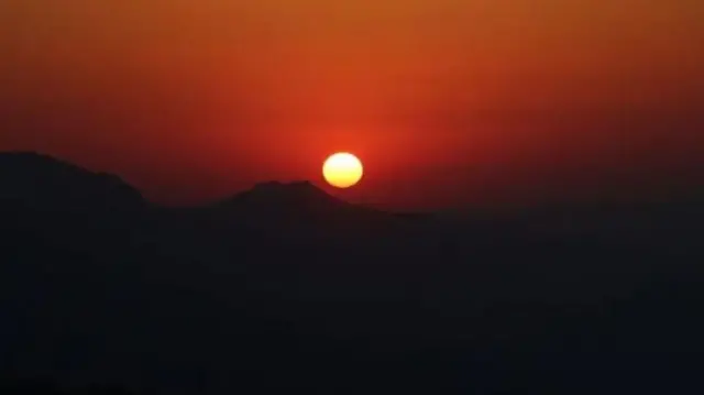 Tyndall pia alitaka kujua sababu ya rangi za machweo ya jua.