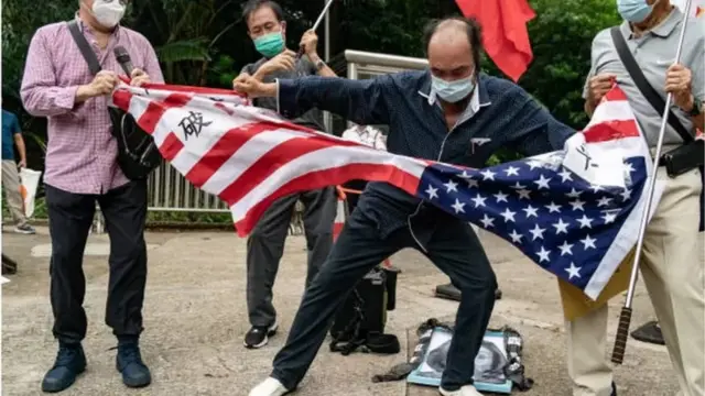 Waandamanaji wanaoiunga mkono China wakiikatakata bendera ya Marekani Hongkong