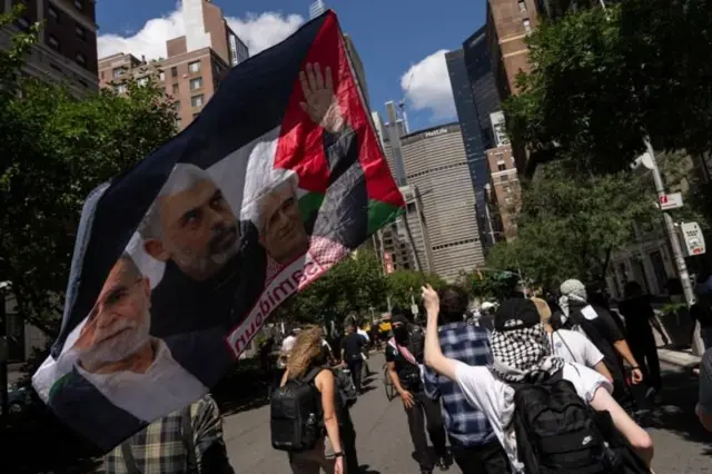 ਯਾਹਿਆ ਸਿਨਵਾਰ ਦੇ ਝੰਡੇ ਚੁੱਖ ਕੇ ਪ੍ਰਦਰਸ਼ਨ ਕਰ ਰਹੇ ਲੋਕ