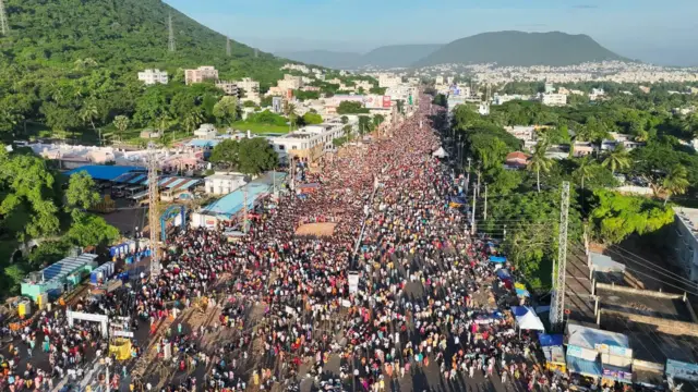 సింహాచలం, గిరి ప్రదక్షిణ, భక్తుల రాక, సింహాద్రి అప్పన్న