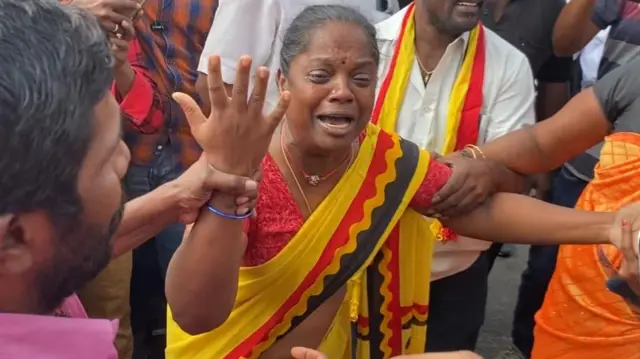 கதறியழுத தொண்டர்கள்