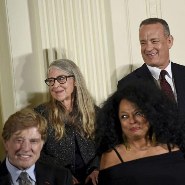 Margaret Hamilton junto a otros de los galardonados con la Medalla de la Libertar, Tom Hanks, Robert Redford y Diana Ross.