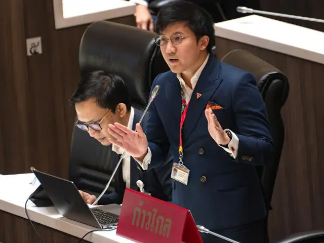 ชยพล สท้อนดี หนึ่งในสาม สส. ก้าวไกล ระหว่างอภิปรายประเด็นกองทัพ