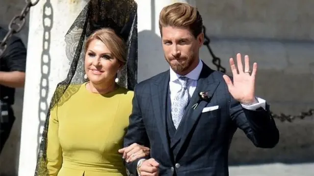 Sergio Ramos na mama yake Paqui García wakati wa sherehe ya harusi