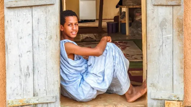 Abakiri bato muri Mauritania nabo kenshi bambara boubou y'ubururu mu gihe gisanzwe