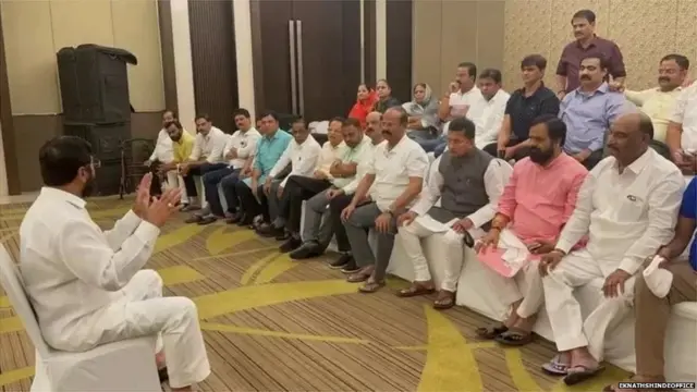 એકનાથ શિંદે અને તેમને સમર્થન કરતા ધારાસભ્યોએ મહારાષ્ટ્રમાં બળવો કર્યો હતો