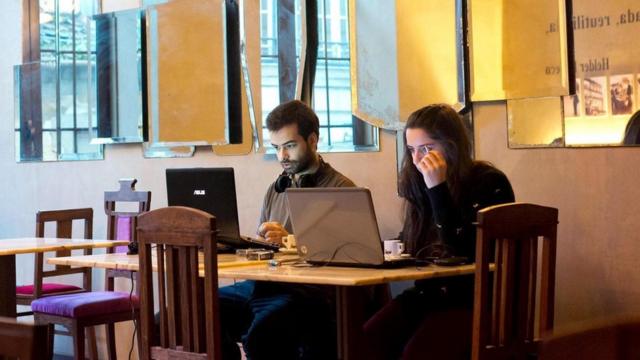 Jovens trabalhandojogos online pacienciacafé