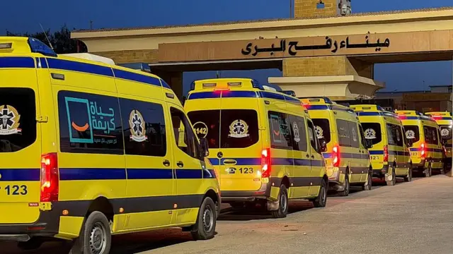 Ambulancias egipcias aguardan ingresar a Gaza por el cruce de Rafah para recoger los primeros pacientes.