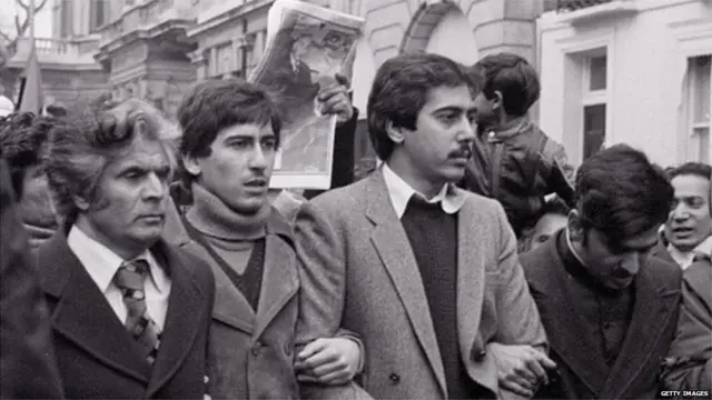 ਆਪਣੇ ਪਿਤਾ ਦੀ ਫਾਂਸੀ ਖ਼ਿਲਾਫ਼ ਲੰਡਨ ਵਿੱਚ ਹੋਏ ਇੱਕ ਪ੍ਰਦਰਸ਼ਨ ਵਿੱਚ ਸ਼ਾਹਨਵਾਜ਼ ਅਤੇ ਮੁਰਤਜਾ ਭੁੱਟੋ ਵੀ ਸ਼ਾਮਿਲ ਹੋਏ ਸਨ