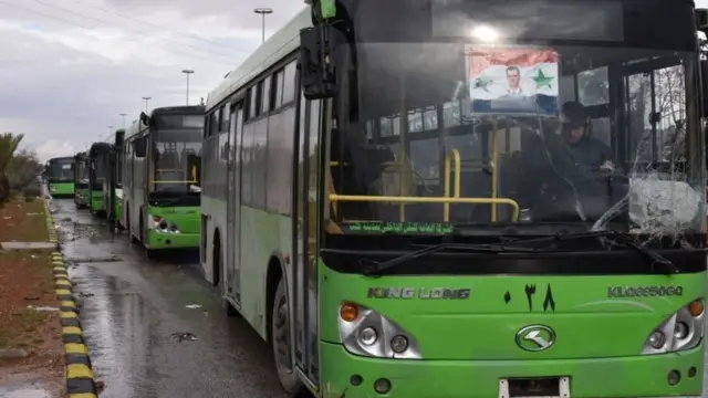 在阿勒颇等候撤走平民的巴士（14/12/2016）