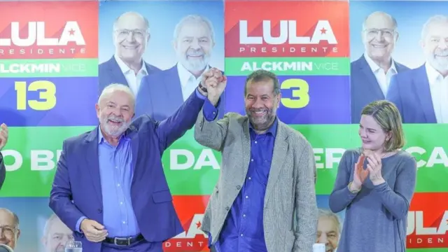 Carlos Lupi cumprimenta Lula