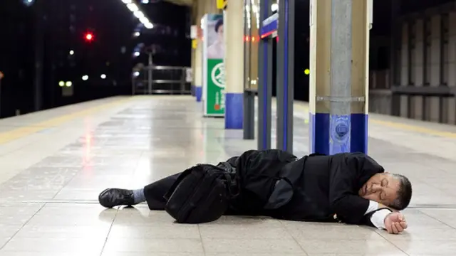 Japonlar uzun süren işe gidiş ve geliş yollarında da sıklıkla uyuyor