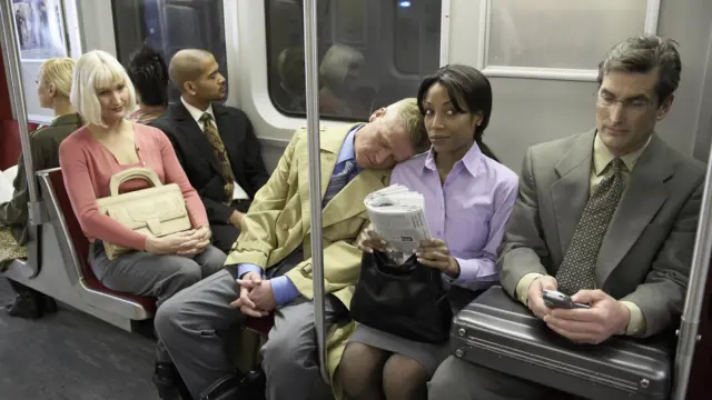 পাতাল রেলের ঘুমন্ত যাত্রী