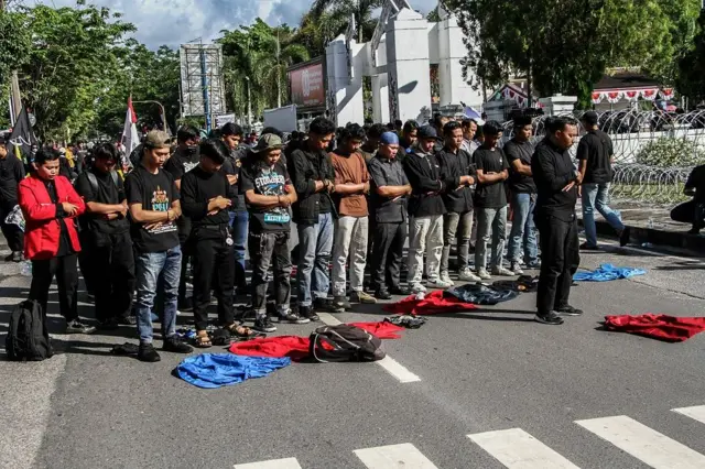 Pengunjuk rasa sedang salat.