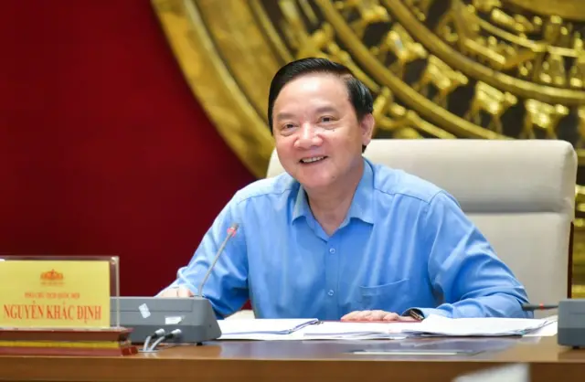 Phó chủ tịch Quốc hội Nguyễn Khắc Định cho biết khi chuyển đổi mô hình chính quyền địa phương, số văn bản cần sửa lên đến hơn 19.000, trong đó có hơn 200 luật, nghị quyết và pháp lệnh.